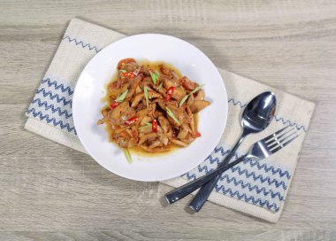 Santol beyaz tabak salataya. Baharatlı ve tatlı santol salata