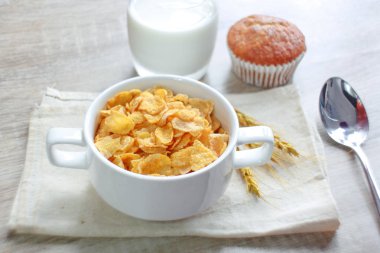 Mısır gevreği süt ve muz cupcake sürahi ile