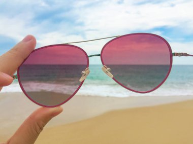 Sahilde güneş gözlüğü yansıtan deniz manzara 