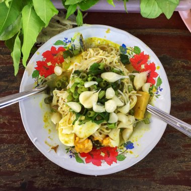 pirinç şehriye köri ve haşlanmış yumurta, sebze