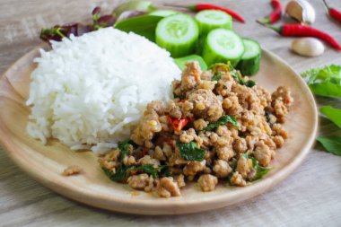 Tayland baharatlı yemekleri, fesleğen soslu kızarmış domuz eti