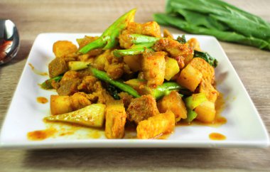 domuz eti ve Çince lahana ile kızarmış kırmızı köri hamur