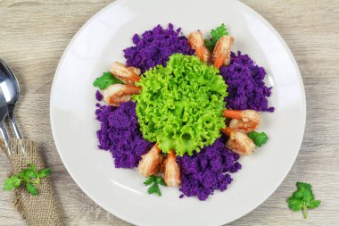 Tatlı patates püresi ve yeşil salata ile ızgara karides