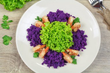 Tatlı patates püresi ve yeşil salata ile ızgara karides