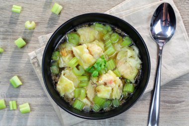 Mantı çorbası kereviz, temizleyin geleneksel Asya gıda.