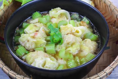 Mantı çorbası kereviz, temizleyin geleneksel Asya gıda.