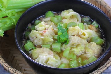 Mantı çorbası kereviz, temizleyin geleneksel Asya gıda.