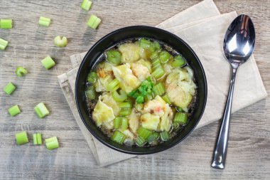 Mantı çorbası kereviz, temizleyin geleneksel Asya gıda.