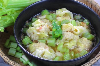 Mantı çorbası kereviz, temizleyin geleneksel Asya gıda.