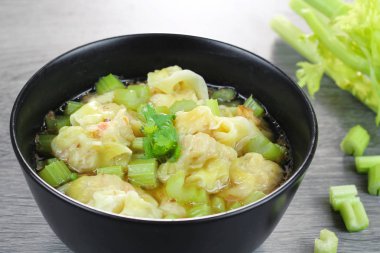 Mantı çorbası kereviz, temizleyin geleneksel Asya gıda.