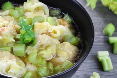 Mantı çorbası kereviz, temizleyin geleneksel Asya gıda.