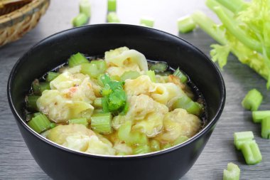 Mantı çorbası kereviz, temizleyin geleneksel Asya gıda.