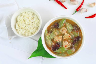 Baharatlı çorba, tavuk ve lif kabağı veya kabak, Tay tarzında.