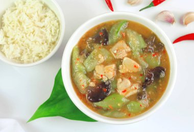 Baharatlı çorba, tavuk ve lif kabağı veya kabak, Tay tarzında.