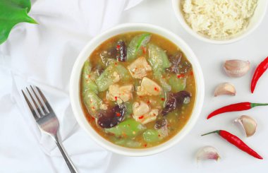 Baharatlı çorba, tavuk ve lif kabağı veya kabak, Tay tarzında.