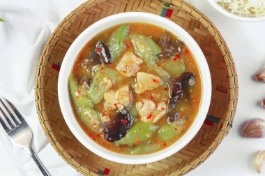 Baharatlı çorba, tavuk ve lif kabağı veya kabak, Tay tarzında.