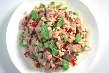 Limon otu ve zencefil ile baharatlı ızgara domuz salatası.