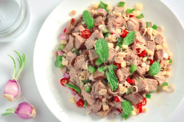 Limon otu ve zencefil ile baharatlı ızgara domuz salatası.