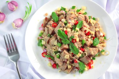 Limon otu ve zencefil ile baharatlı ızgara domuz salatası.