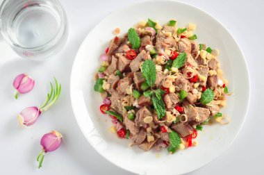 Limon otu ve zencefil ile baharatlı ızgara domuz salatası.