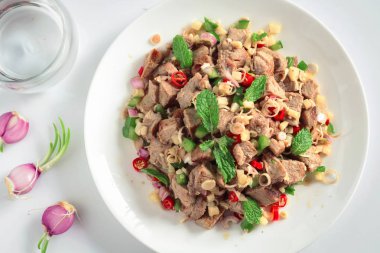 Limon otu ve zencefil ile baharatlı ızgara domuz salatası.