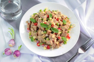 Limon otu ve zencefil ile baharatlı ızgara domuz salatası.