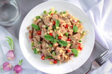 Limon otu ve zencefil ile baharatlı ızgara domuz salatası.