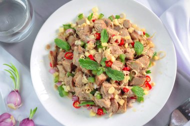 Limon otu ve zencefil ile baharatlı ızgara domuz salatası.