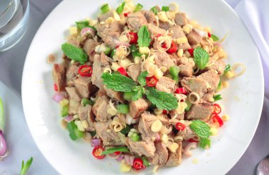 Limon otu ve zencefil ile baharatlı ızgara domuz salatası.