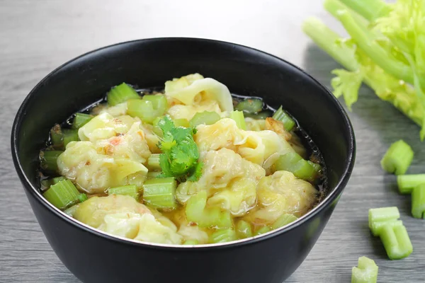 Mantı çorbası kereviz, temizleyin geleneksel Asya gıda.