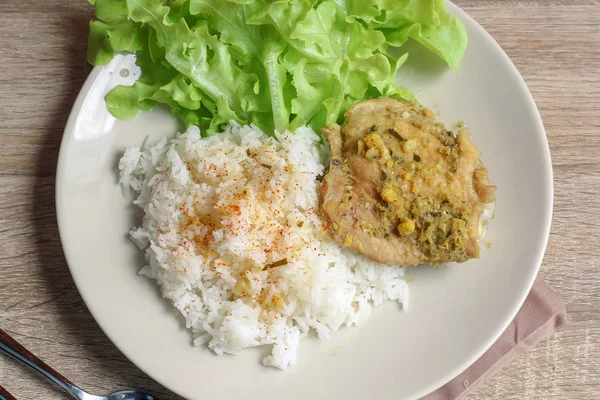 Ayam Kukus Dengan Rempah Rempah Dengan Selada Makanan Tradisional Thailand — Stok Foto