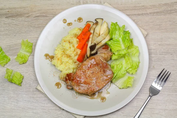 Steak Babi Dengan Kentang Tumbuk Dan Jamur Selada Hijau — Stok Foto