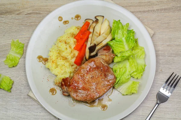 Steak Babi Dengan Kentang Tumbuk Dan Jamur Selada Hijau — Stok Foto