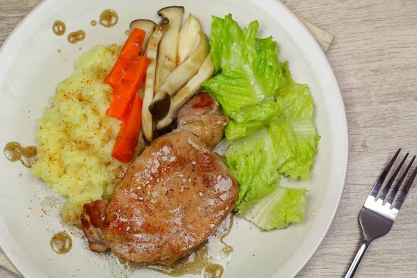 Vepřový Steak Bramborovou Kaší Houby Zelený Salát — Stock fotografie