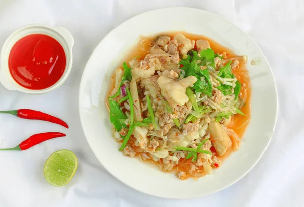Salad Kaki Ayam Pedas Dengan Jamur Needle Emas Dan Seledri — Stok Foto