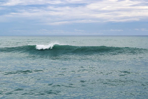 Сині Океанічні Хвилі Ламаються Штормовому Природному Фоні — стокове фото