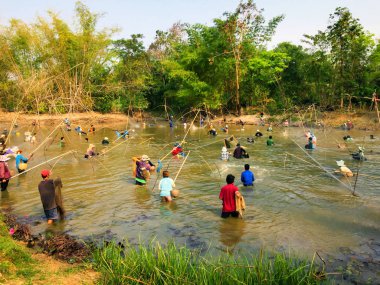 Sakon Nakhon, Tayland - 3 Mart 2018: Gölde balıkçılık sonbahar sezonu Tayland