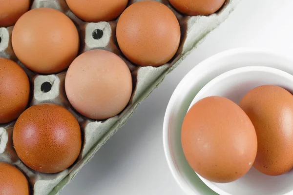 Groupe Œufs Frais Dans Bac Pâtisserie Sur Fond Blanc — Photo