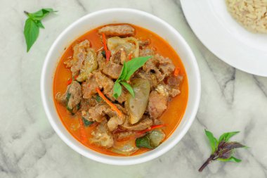 Hindistan cevizi sütü ve kutsal fesleğen ile kırmızı köri Sığır