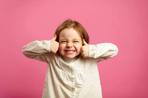 Engraçado tiro de menina com os polegares para cima — Fotografia de Stock