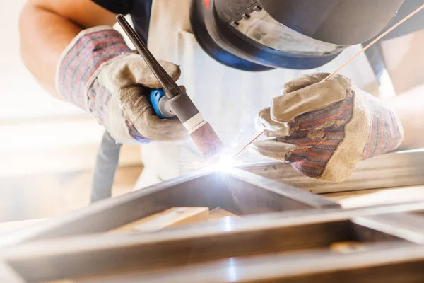 Male in face mask welds with argon-arc welding — Stock Photo, Image