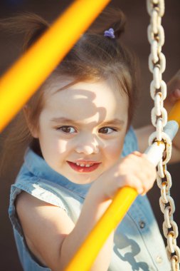 Oyun parkında oynayan sevimli küçük çocuk.