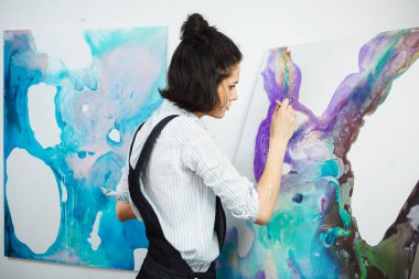 Konsantre kız Sanat Terapisi yaratıcı sanat verme işleminde üzerinde duruldu
