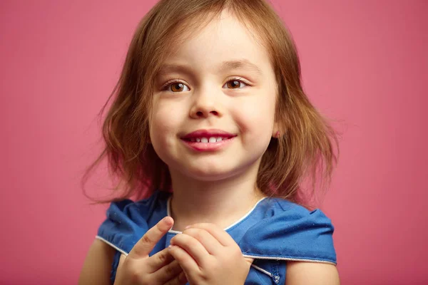 격리 된 핑크에 아름 다운 갈색 눈을 가진 어린 소녀의 초상화를 닫습니다. — 스톡 사진