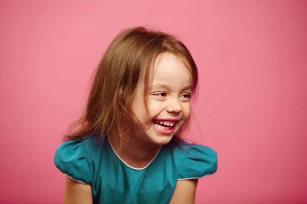 아름 다운 소녀 핑크 격리 된 배경에 행복 웃음의 초상화. — 스톡 사진