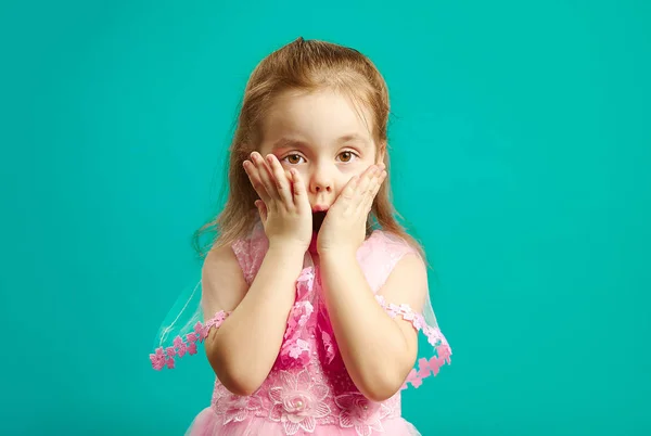 오픈 입과 뺨에 손이 놀된 어린 소녀 — 스톡 사진
