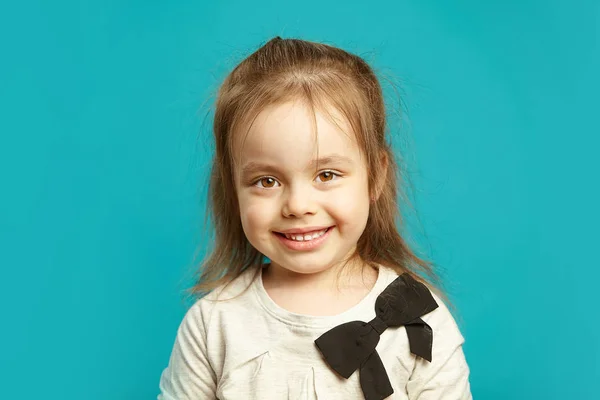 Bebê bonito com um sorriso encantador . — Fotografia de Stock