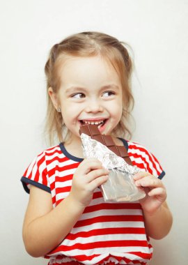 Genç yaşta çikolata yeme Bayan içinde folyoya sarılmış