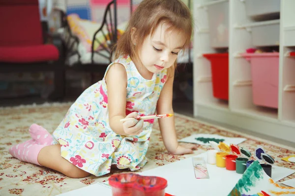 Joven dama con vestido y dibujo con gouache — Foto de Stock