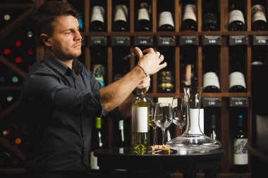 Beyaz şarap şişesi ile corckcrew açılış sommelier